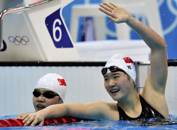 Ye Shiwen of China, who won first place, waves next to her compatriot and third place finisher Li Xuanxu in the women's 400m individual medley final during the London 2012 Olympic Games at the Aquatics Centre July 28, 2012. What is your Olympic memory?