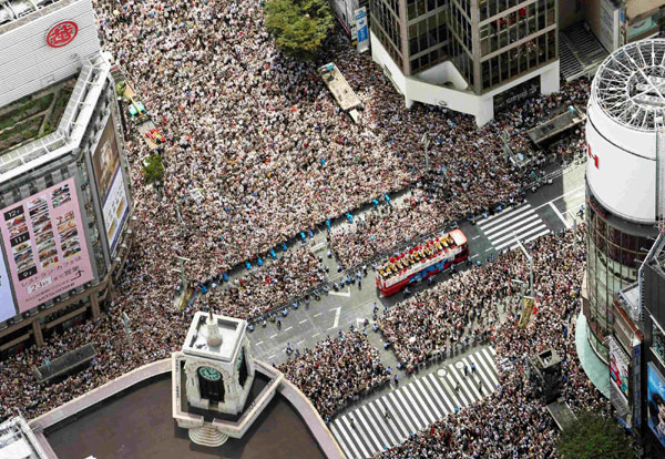 Japan's Olympic medallists brought downtown Tokyo to a standstill on Monday in an open-top bus victory parade witnessed by around 500,000 flag and fan-waving supporters. First Olympic parade brings Tokyo to standstill