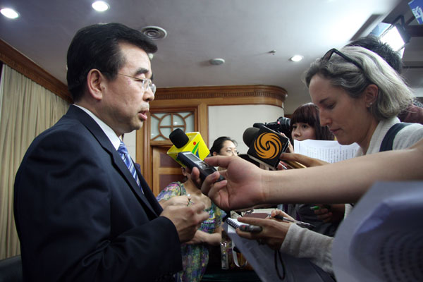 This 2009 photo shows Mao Qun'an, then spokesman for the Ministry of Health, taking questions after a news briefing. Time to get straight to the point