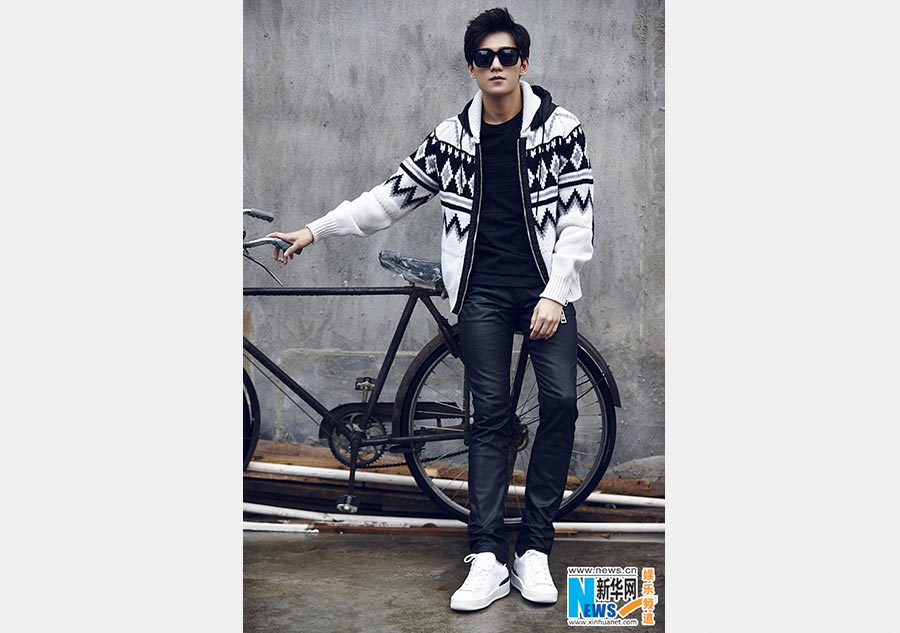 Actor Yang Yang poses for street snaps