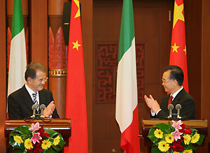 Italy's Prime Minister Romano Prodi (L) and his Chinese counterpart Wen Jiabao greet each other at the end of a joint news conference at the Great Hall of the People in Beijing September 18, 2006.