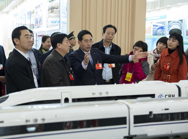 Delegates to CPC Congress visit photo exhibition on China's achievements Delegates visit photo exhibition on achievements