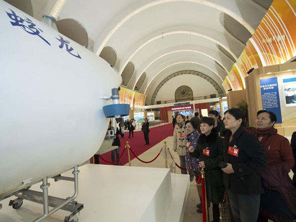 Delegates to CPC Congress visit photo exhibition on China's achievements Delegates visit photo exhibition on achievements