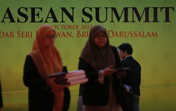 Officials get ready for the Association of Southeast Asian Nations summit in Bandar Seri Begawan, Brunei, on Monday. Li plans to seek deeper trust with neighbors