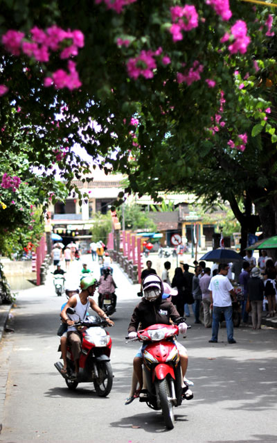 Motorcycles are seen everywhere in Vietnam as manufacturers in China, especially those in the southwest, look to enhance their investments in the ASEAN country. Guan Xin / China Daily Chongqing finds opportunity selling motorcycles