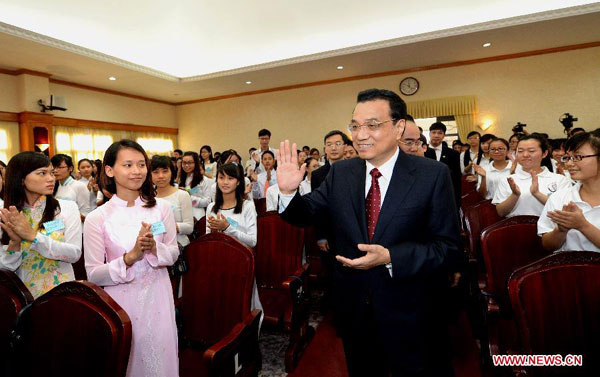 Premier Li Keqiang (C, front) meets with representatives of youth from both China and Vietnam at Vietnam National University, Hanoi, in Hanoi, Vietnam, Oct 15, 2013. Youth encouraged to expand relations