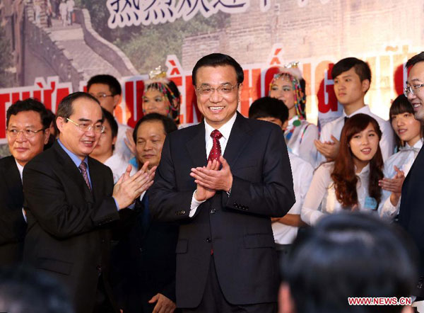 Premier Li Keqiang (C, front) meets with representatives of youth from both China and Vietnam at Vietnam National University, Hanoi, in Hanoi, Vietnam, Oct 15, 2013. Youth encouraged to expand relations