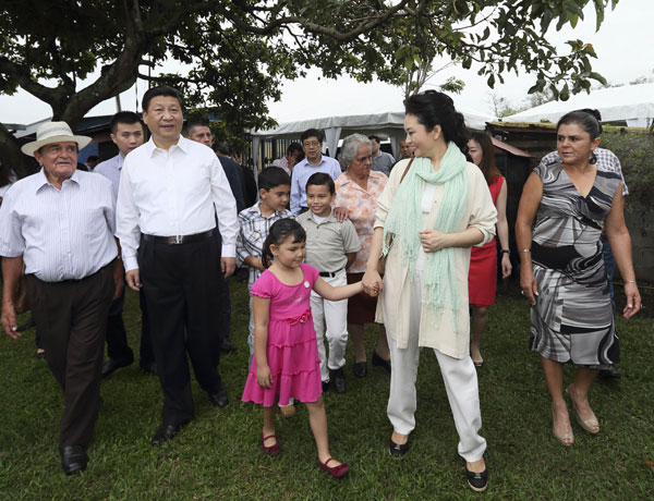 President Xi Jinping and his wife Peng Liyuan visit a rural family in Heredia, Costa Rica, on Monday. Lan Hongguang / Xinhua Deals to link Costa Rican market