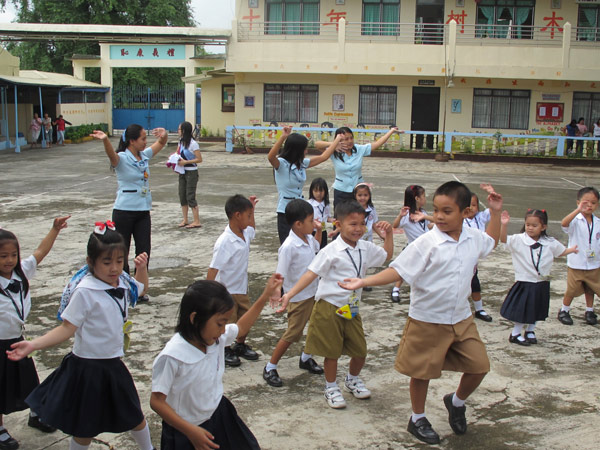 Chen Huangchao, 23, tells how he deals with restive kids, cockroaches and piled-up laundry as he travels far to help children in the Philippines get in touch with their Chinese roots. From Beijing to Santiago City