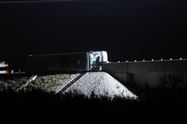 A coach lies on an expressway in Tianjin, Oct 7, 2011. 35 killed in north China road crash