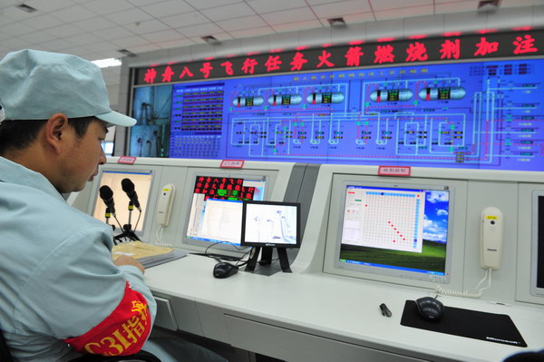 An engineer directs the fuel filling process of the Shenzhou VIII Monday morning at Jiuquan Satellite Launch Center in Northwest China’s Gansu province. China launches Shenzhou VIII early Tuesday