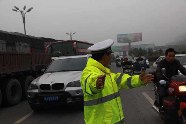 Dense fog shrouds S China