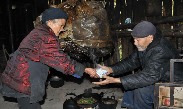 Jin Jifen, 106, and her husband Yang Shengzhong, 109, have a meal at home, Dec 6, 2011. Oldest couple impart secrets of love
