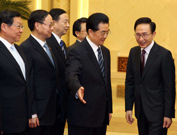 President Hu Jintao and senior officials welcome Lee Myung-bak, president of the Republic of Korea, in Beijing on Monday. Lee is on an official three-day visit to China. Wu Zhiyi / China Daily President Hu stresses efforts for peace