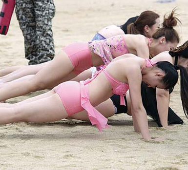 On Jan 7, 20 swimsuit-clad ladies from Beijing and Guangzhou descended on the tropical beaches of Sanya, Hainan for grueling physical training and a chance at earning a high salary guarding celebrities and executives. Lady guards train hard in Hainan