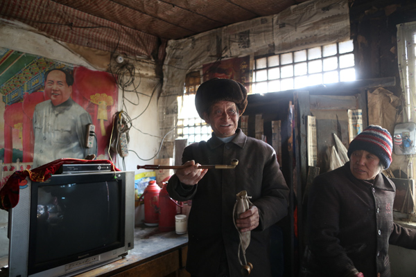 Villager Tang Rongbin, who has been visited by Xi, talks at his house in Luotuowan village, Fuping County, Dec 31, 2013. Poor village gets $48 million after Xi's visit