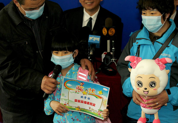 The first H7N9 bird flu patient in Beijing, a girl surnamed Yao, accompanied by her parents, receives a certificate from Ditan Hospital for her brave composure during her hospitalization there. Yao was discharged on Wednesday. Wang Jing / China Daily Authorities test family infected by H7N9