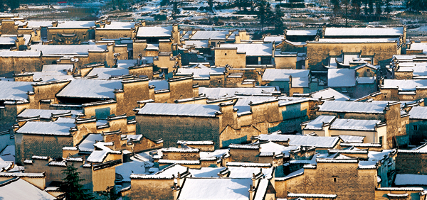 Hui-style architecture attaches great importance to feng shui or geomancy to reach a balance between house and natural surrounding. Capturing memories of brick and stone