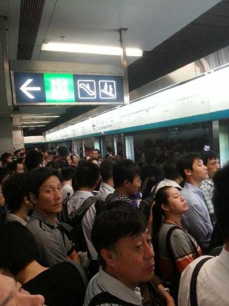 Passengers are stranded at a station of Beijing's No 4 subway line which suspends operation due to signal failure on Monday morning. Beijing's No 4 subway line suspended due to signal failure