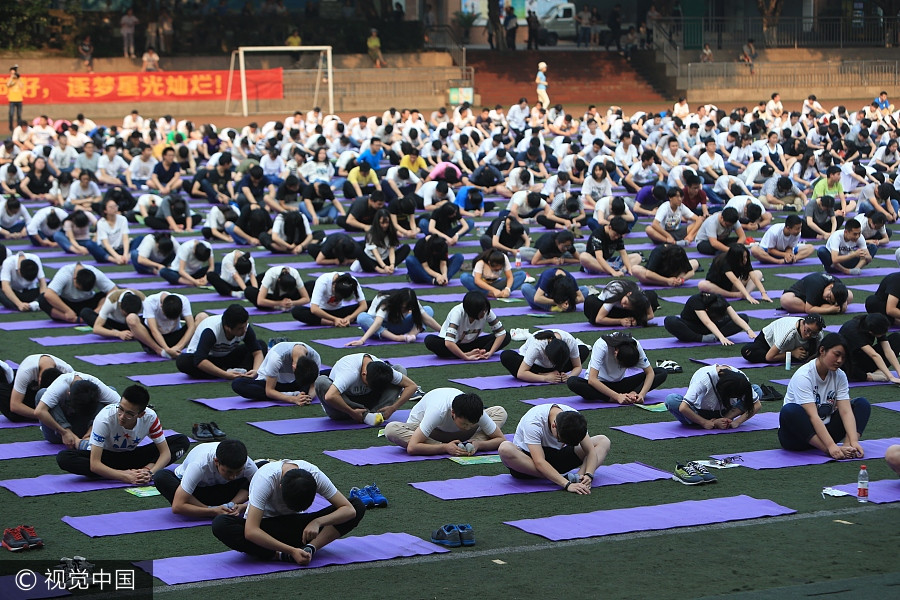 Students practice yoga to ease pressure off <EM>gaokao</EM>