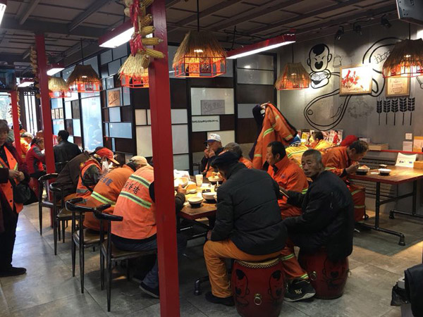 Free noodles for sanitation workers at Harbin restaurant
