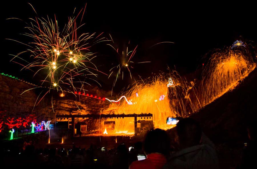 Stunning sprays of iron light up Shanxi sky