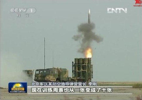 北京軍區(qū)防空部隊模擬攻擊隱身機 新導彈13發(fā)12中