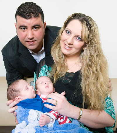 愛(ài)爾蘭連體雙胞胎成功分離 手牽手亮相溫馨感人