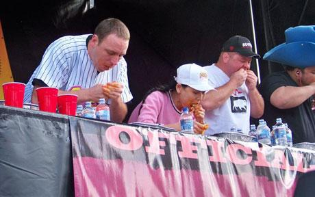 美“熱狗大胃王”又奪吃卷餅大賽冠軍 10分鐘吞47個(gè)卷餅