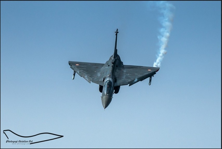 高清:印度國產(chǎn)LCA輕型戰(zhàn)機賣力表演展示機動性能