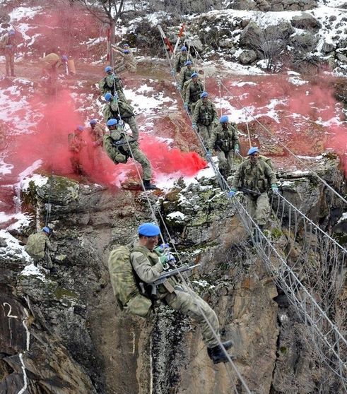 土耳其精銳特種部隊曝光 演練高水平山地作戰(zhàn)