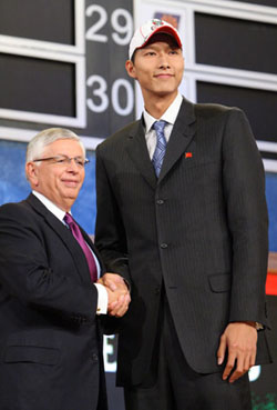 NBA選秀:易建聯(lián)第六順位被雄鹿隊選中