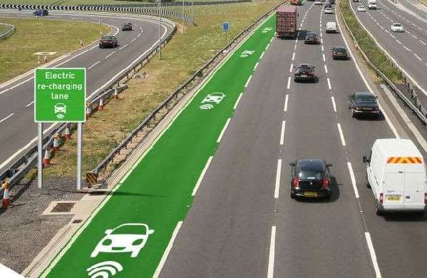 邊開車邊充電？英國將測試電動(dòng)車無線充電公路