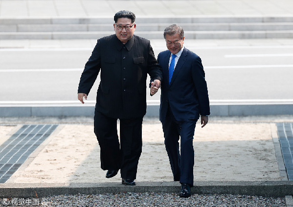 歷史時(shí)刻！金正恩跨過(guò)“三八線”與文在寅握手，還帶上了冷面！