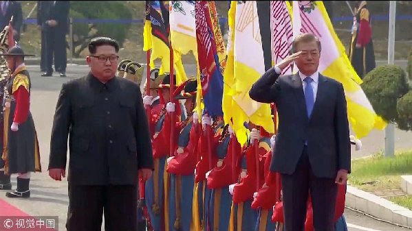歷史時(shí)刻！金正恩跨過(guò)“三八線”與文在寅握手，還帶上了冷面！
