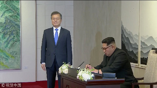 歷史時(shí)刻！金正恩跨過(guò)“三八線”與文在寅握手，還帶上了冷面！