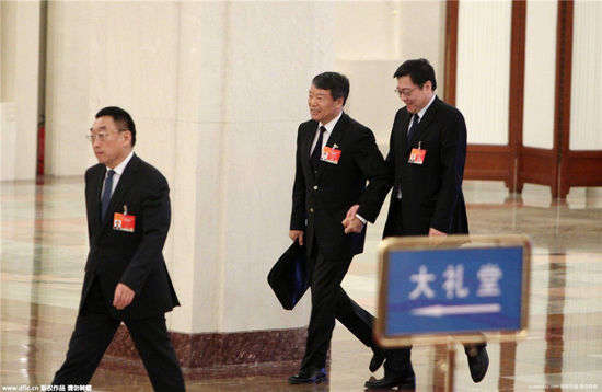 兩會(huì)花絮：外長(zhǎng)萌手勢(shì) 姚明萌表情