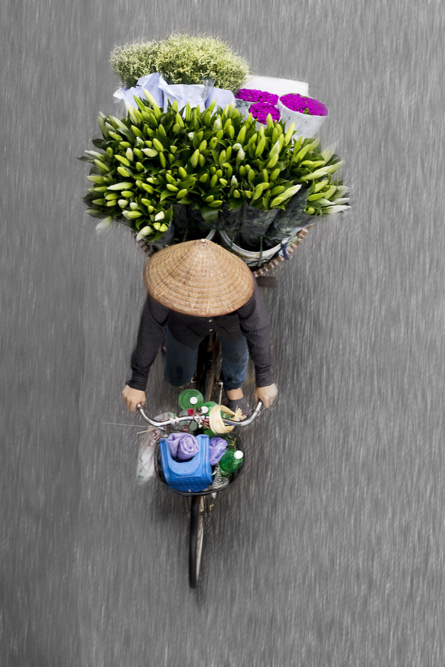 從橋上往下看 小販的三輪車(chē)也是一道風(fēng)景（組圖）