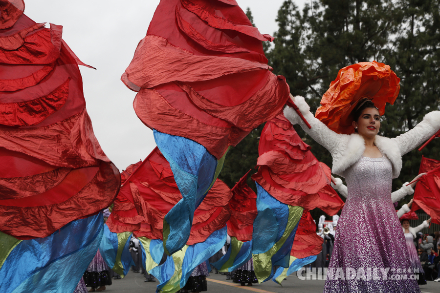 “孫悟空”、“小王子”花車(chē)亮相美國(guó)玫瑰花車(chē)大游行（組圖）