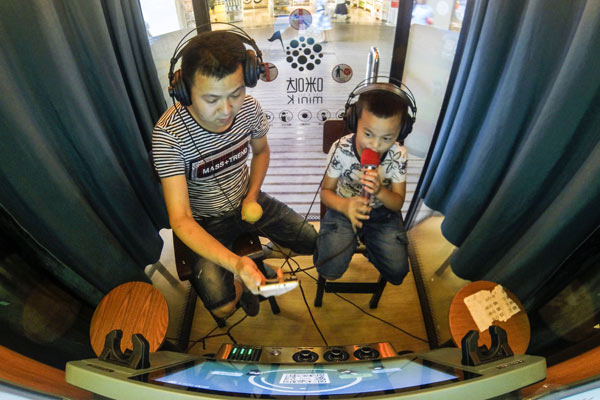 聽說，最近流行“迷你KTV”？