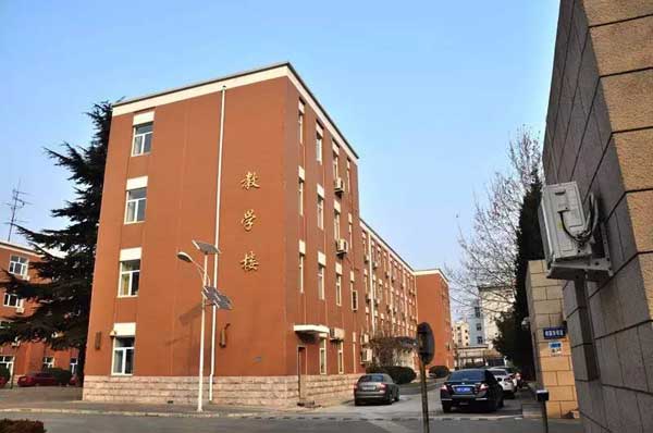 “小心地滑倒”？雷人翻譯終于有人管了，國(guó)家給出公共場(chǎng)所英譯標(biāo)準(zhǔn)答案！