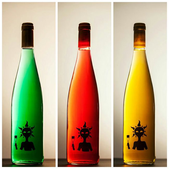 還記得藍(lán)色葡萄酒嗎？現(xiàn)在廠家把彩虹顏色都集齊了（組圖）