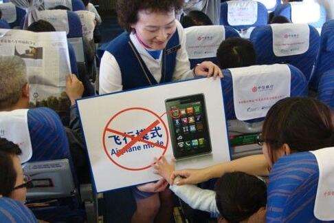 中國民航局宣布一件大事！飛機上將可以玩手機了！