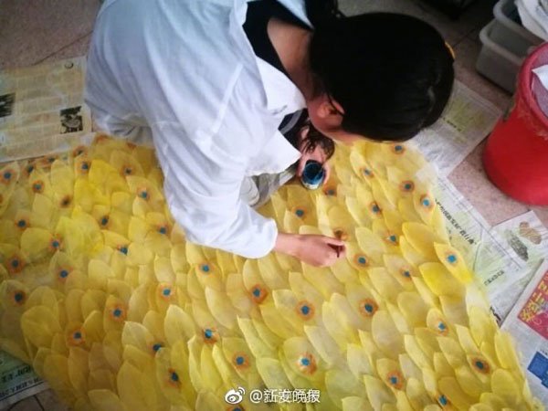 6000片樹葉做出美裙 原來他們是這么做到的！