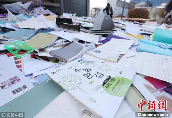 韓國高考因地震突然推遲 學生垃圾堆找書 整容手術(shù)改約……
