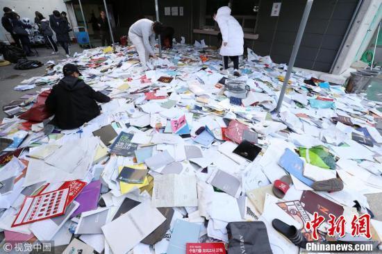 韓國高考因地震突然推遲 學生垃圾堆找書 整容手術(shù)改約……