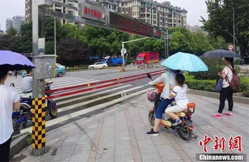 闖紅燈就被噴水霧 這款神器能治好中國式過馬路嗎？