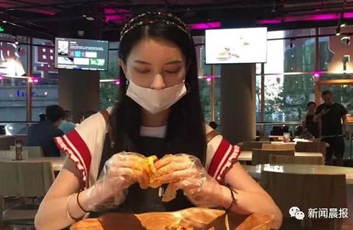 還有這種操作！上海餐廳推出代剝小龍蝦服務(wù)，你怎么看？
