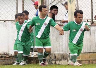 Football aids Brazil dwarves <BR>巴西現(xiàn)'武大郎'球隊(duì)(圖)