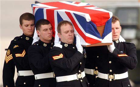 英國(guó)竊聽(tīng)門(mén)升級(jí) 傳陣亡軍眷也遭竊聽(tīng)
